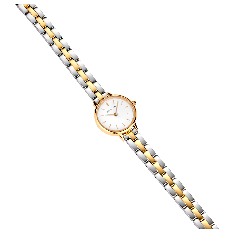 Bracelet deux tons argent et or avec boîtier de montre or rose, vue diagonale sur fond blanc