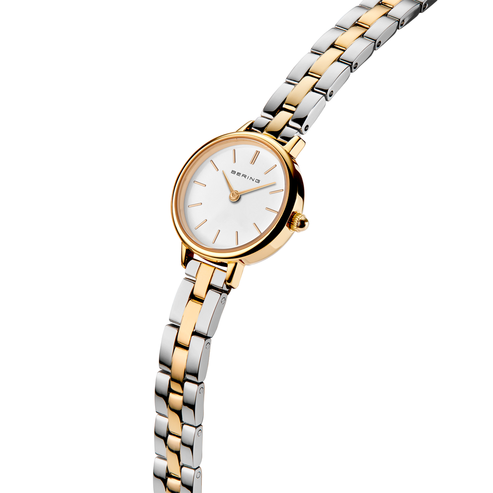 Montre BERING avec bracelet bicolore argent et or rose, vue détail en angle