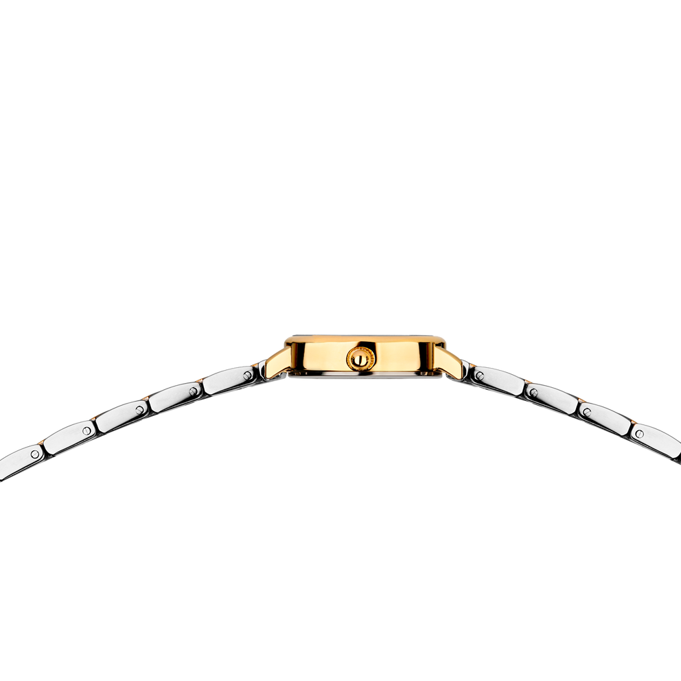 Montre rectangulaire dorée avec logo central et bracelet mailles deux tons.