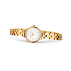 Goudkleurig horloge met witte wijzerplaat in schuine weergave met metalen schakels