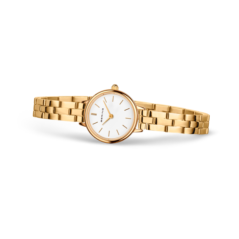 Goudkleurig horloge met witte wijzerplaat in schuine weergave met metalen schakels