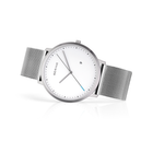 BERING horloge onder hoek met zilveren kast, witte wijzerplaat met wijzers en mesh band