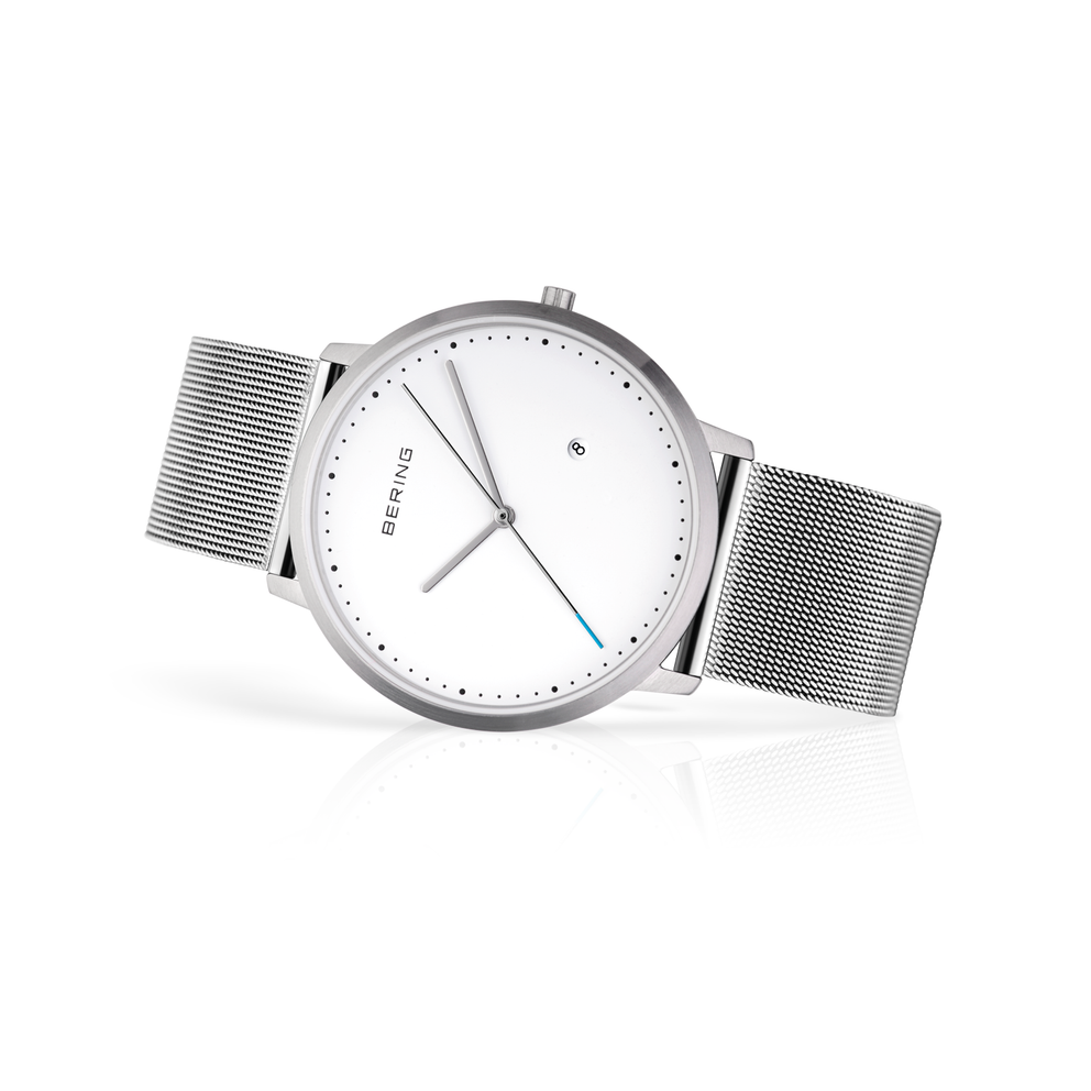 BERING horloge onder hoek met zilveren kast, witte wijzerplaat met wijzers en mesh band