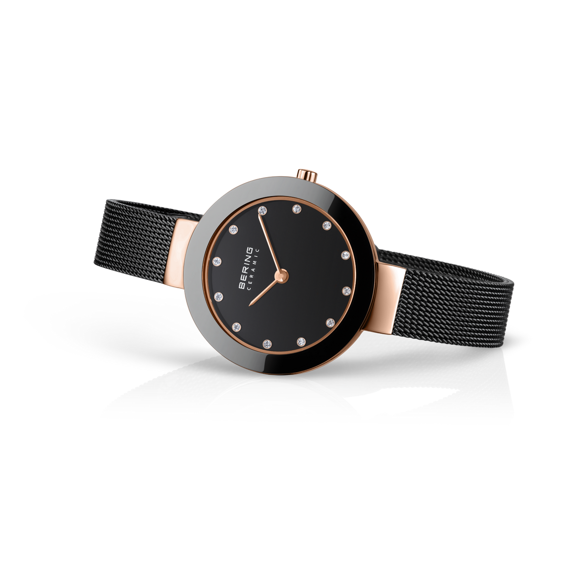 Orologio BERING con quadrante nero e accenti color oro rosa indossato al polso, vista laterale