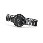 Orologio BERING nero con quadrante rotondo e cinturino metallico bicolore, fotografato da un'angolazione laterale.