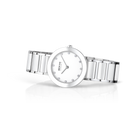 Orologio BERING al polso, cinturino tre maglie argentato, quadrante bianco con indici puntini, vista tre quarti.