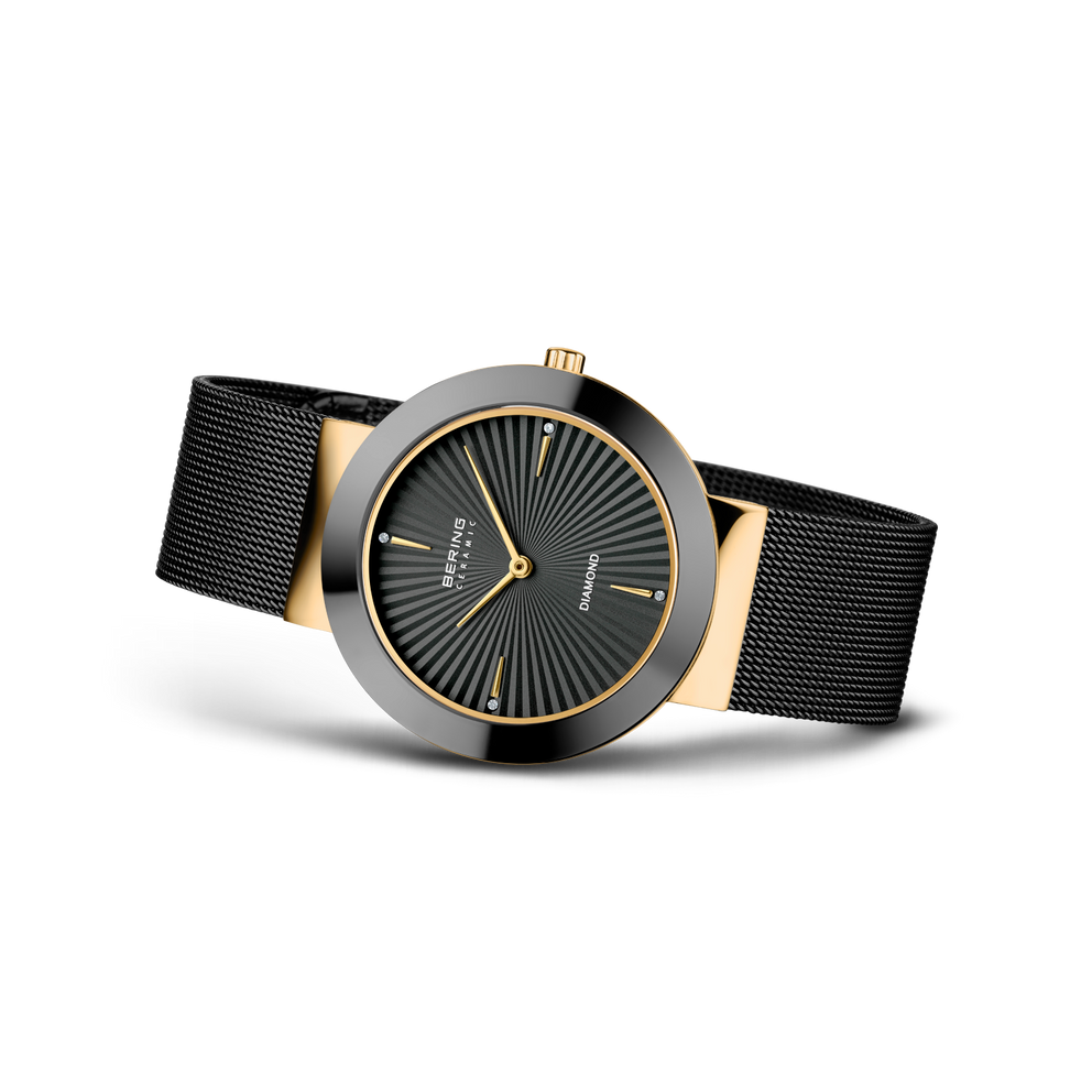 Montre BERING 11435-132, cadran noir, marqueurs or, boîtier doré, bracelet maille noir, vue de profil