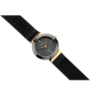 Montre BERING à bracelet noir tissé, cadran rond avec accents dorés, vue en angle.