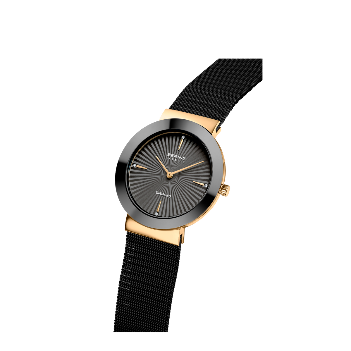 Montre-bracelet à cadran rond noir, boîtier doré et bracelet mesh noir, présentée en angle.