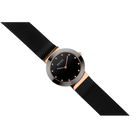 Orologio con quadrante nero, cassa tono oro rosa, e cinturino nero tessuto in vista angolare