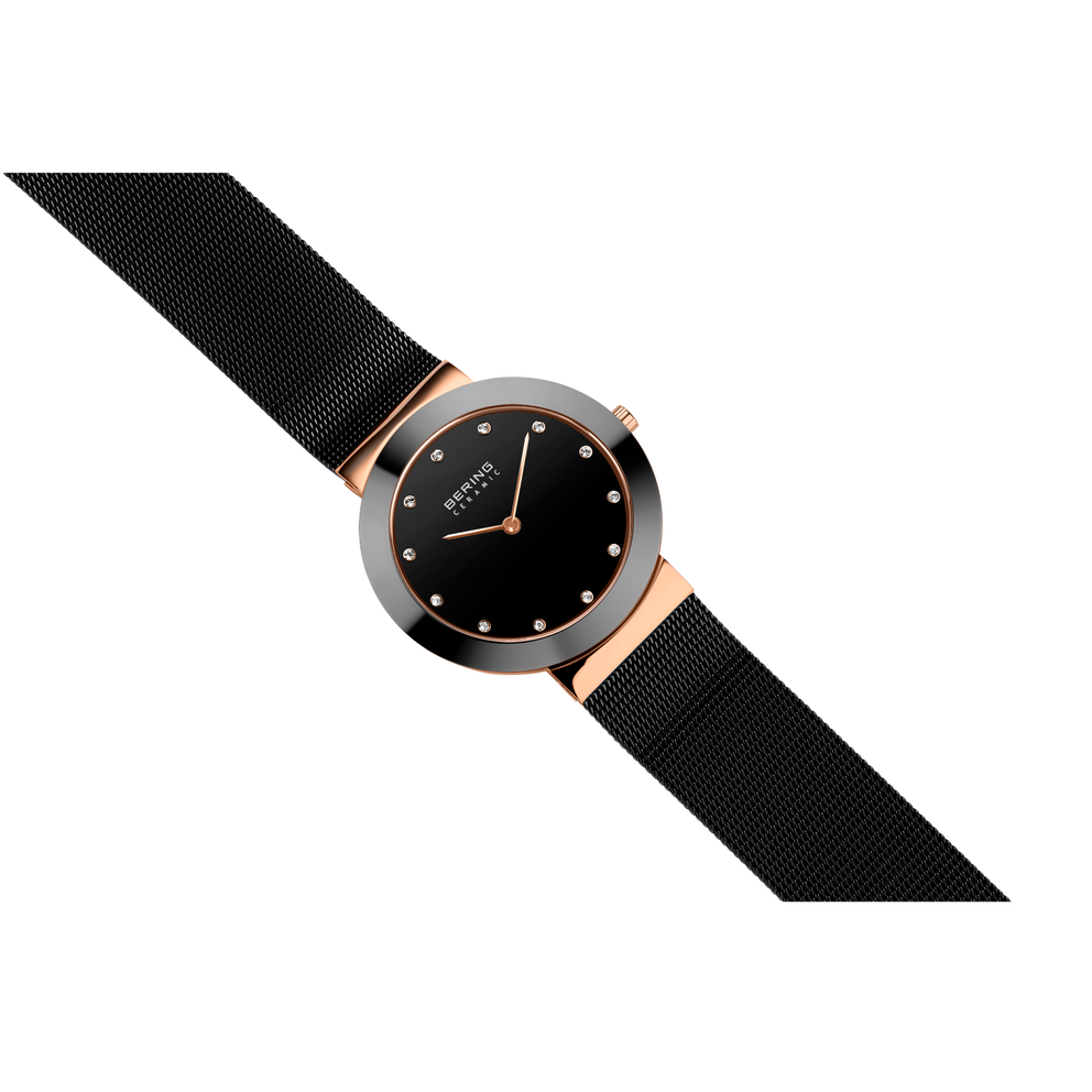 Orologio con quadrante nero, cassa tono oro rosa, e cinturino nero tessuto in vista angolare