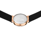 Orologio tondo in oro rosa con quadrante argentato e cinturino in tessuto nero, visto dall'alto