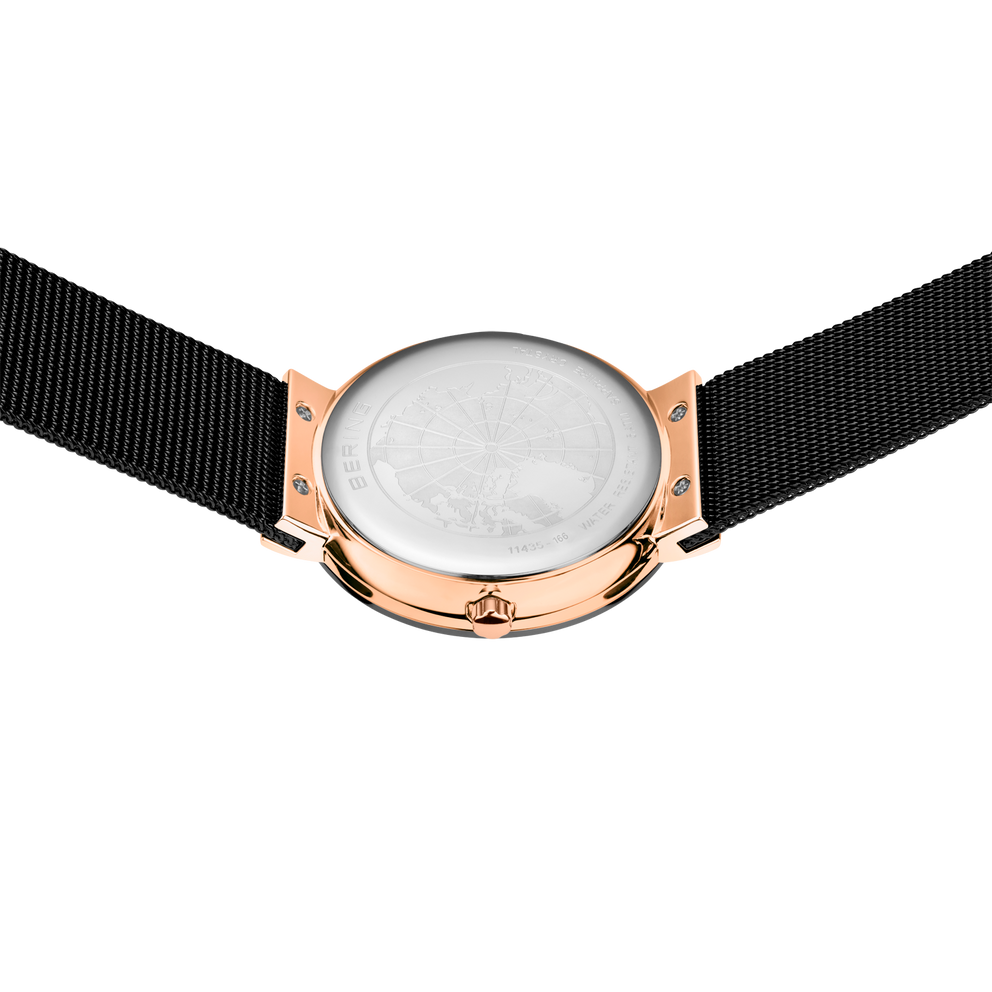 Orologio tondo in oro rosa con quadrante argentato e cinturino in tessuto nero, visto dall'alto
