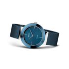 Orologio con quadrante blu con motivo radiale, cassa blu e cinturino in maglia nera, visto da tre quarti.
