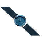 Orologio BERING con quadrante turchese, indici dorati e cinturino blu scuro strutturato, in angolo diagonale