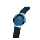 Orologio rotondo con quadrante blu con marcatori radiali, cassa argentata e cinturini mesh neri in angolazione