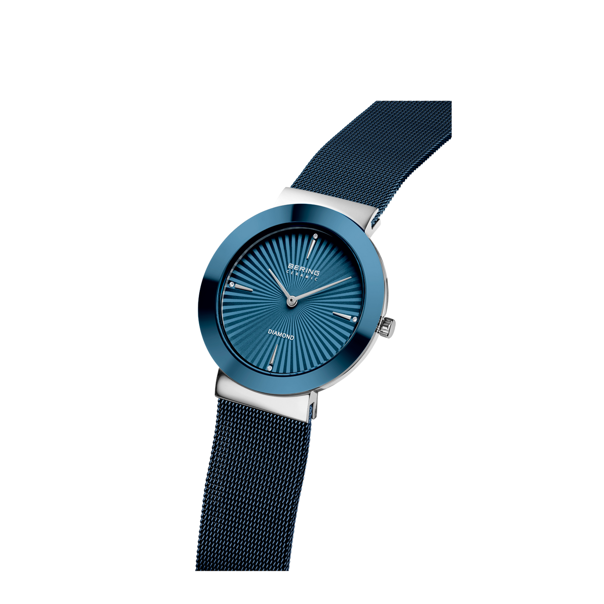 Orologio rotondo con quadrante blu con marcatori radiali, cassa argentata e cinturini mesh neri in angolazione