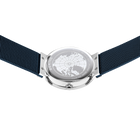 Orologio fotografato dall'alto con cinturino in tessuto blu navy esteso su entrambi i lati, design globo visibile.