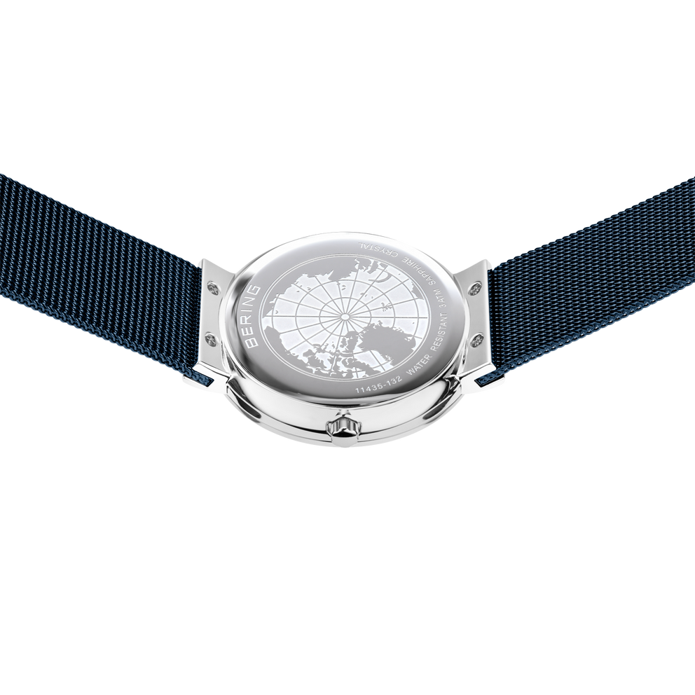Orologio fotografato dall'alto con cinturino in tessuto blu navy esteso su entrambi i lati, design globo visibile.