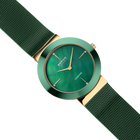 Orologio BERING con quadrante verde, cassa color oro e cinturino mesh abbinato in vista laterale.