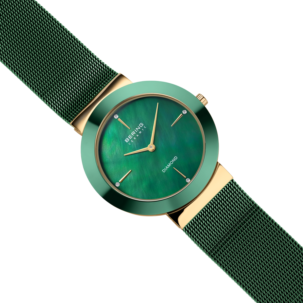 Orologio BERING con quadrante verde, cassa color oro e cinturino mesh abbinato in vista laterale.
