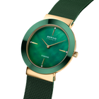 Orologio BERING con quadrante verde, cassa oro rosa e cinturino mesh verde scuro, vista obliqua.