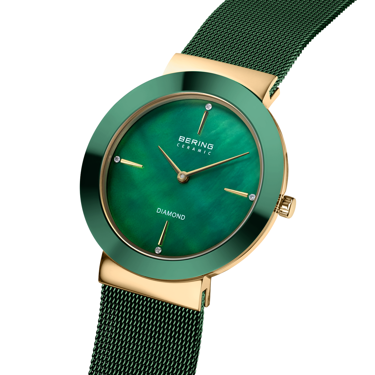 Orologio BERING con quadrante verde, cassa oro rosa e cinturino mesh verde scuro, vista obliqua.