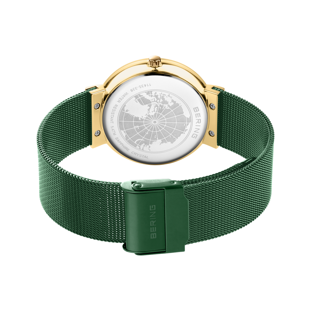 Orologio visto da dietro: quadrante bianco con planisfero, cassa color oro, cinturino maglia verde