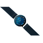 Orologio con quadrante blu, marcatori semplici e cinturino tessile scuro in prospettiva obliqua