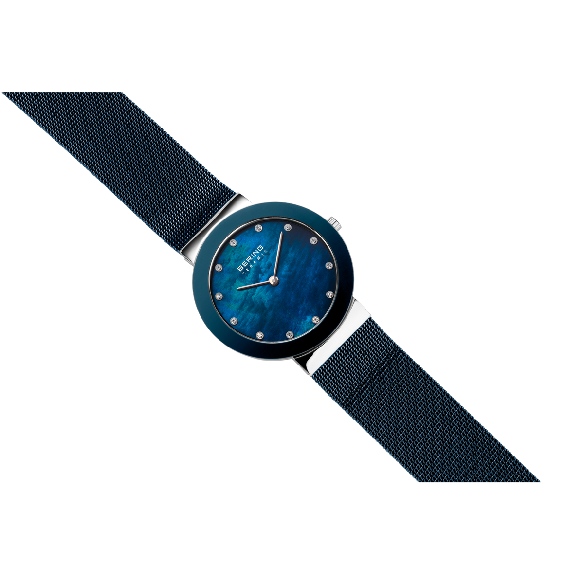 Orologio con quadrante blu, marcatori semplici e cinturino tessile scuro in prospettiva obliqua