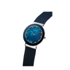Orologio con quadrante blu scuro, lancette azzurre e cinturino mesh scuro, vista d'angolo