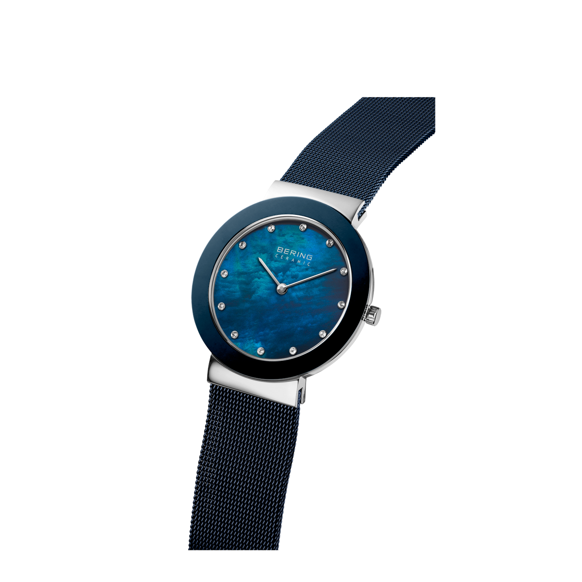 Orologio con quadrante blu scuro, lancette azzurre e cinturino mesh scuro, vista d'angolo