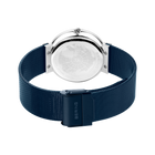 Retro dell'orologio con cinturino mesh blu, chiusura BERING e quadrante strutturato visibile attraverso il fondello