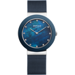 Reloj BERING con esfera azul oscuro texturizada, agujas blancas y pulsera de malla delgada gris-azul.