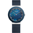 Orologio BERING con quadrante blu scuro testurizzato, lancette bianche e cinturino mesh sottile blu scuro.