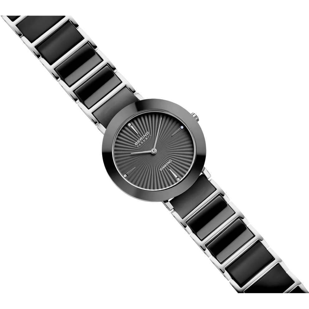 Orologio da polso grigio metallico con bracciale a maglie, mostrato in diagonale