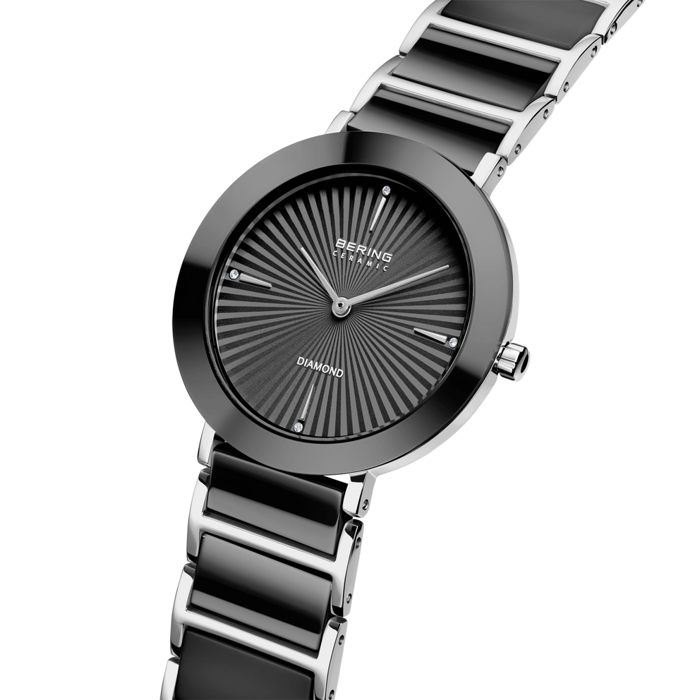 Orologio da polso con quadrante nero e cinturino in acciaio argentato, vista angolare del quadrante e profilo.