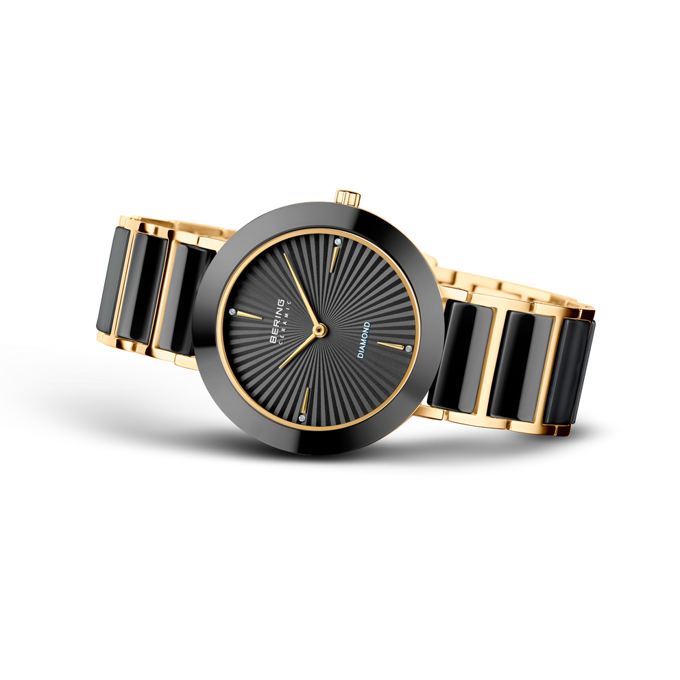 Orologio da polso con quadrante scuro strutturato e cinturino bicolore oro-nero, vista laterale.