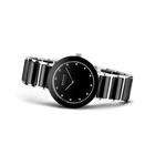 Orologio nero da angolazione tre-quarti, indici bianchi sul quadrante, cinturino metallo rigato argento-nero