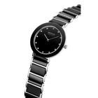 Orologio BERING con quadrante nero, marcatori e lancette bianchi, fotografato ad angolo con cinturino nero-argento.