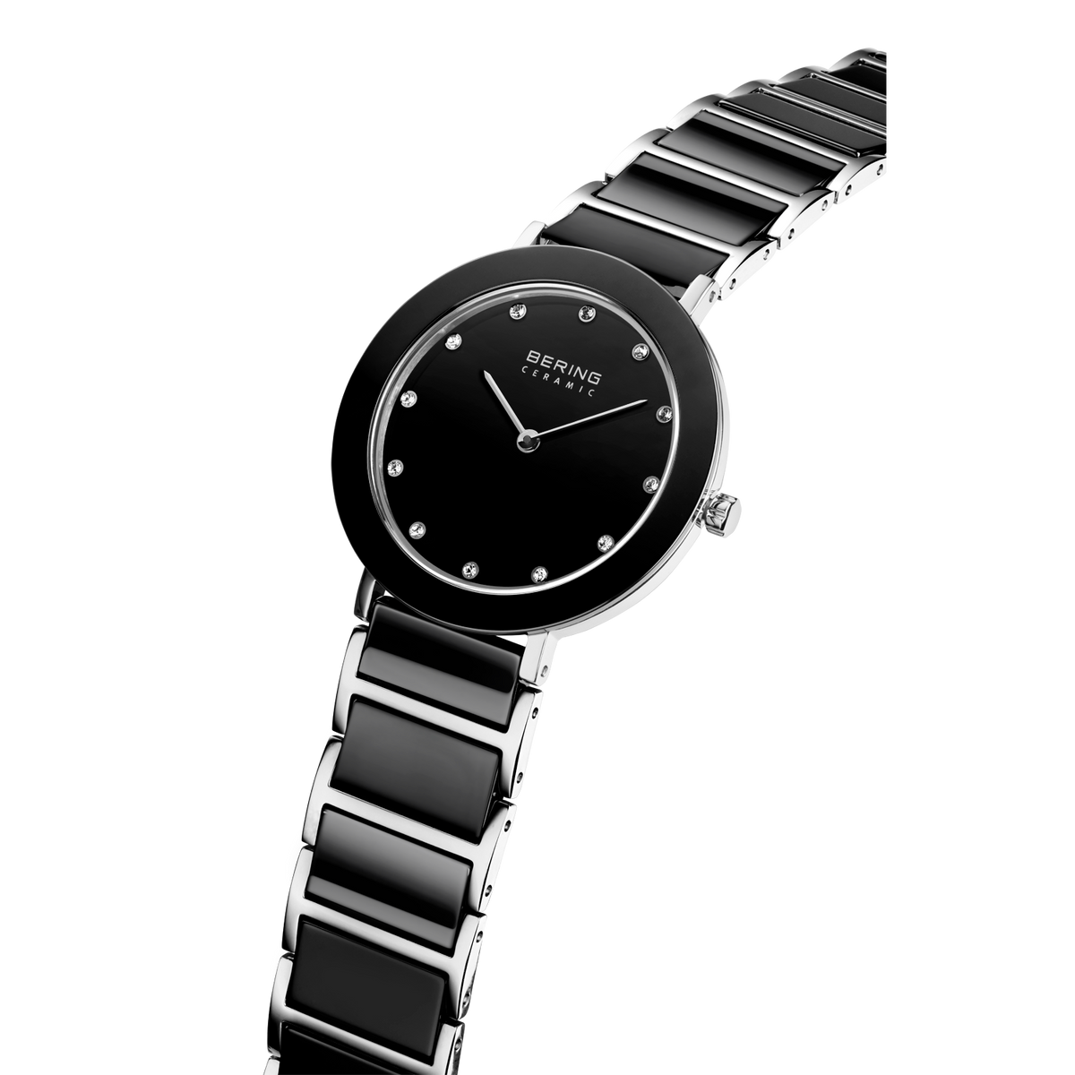 Orologio BERING con quadrante nero, marcatori e lancette bianchi, fotografato ad angolo con cinturino nero-argento.