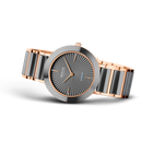 Orologio con quadrante grigio tondo, cassa in oro rosa e cinturino bicolore, vista frontale