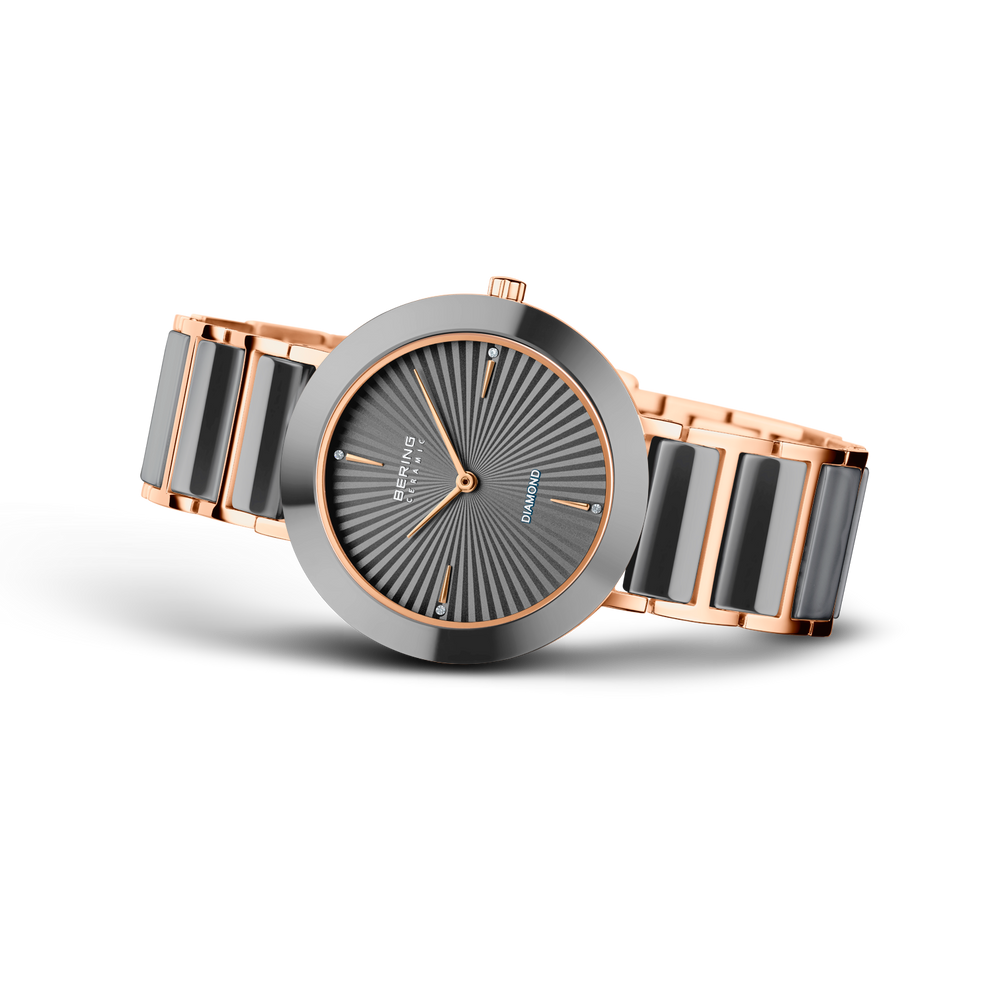 Orologio con quadrante grigio tondo, cassa in oro rosa e cinturino bicolore, vista frontale
