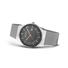 Reloj BERING con esfera oscura y correa malla, vista frontal angular