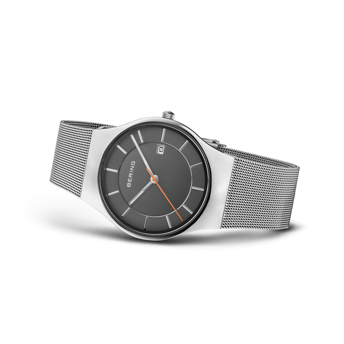 Reloj BERING con esfera oscura y correa malla, vista frontal angular