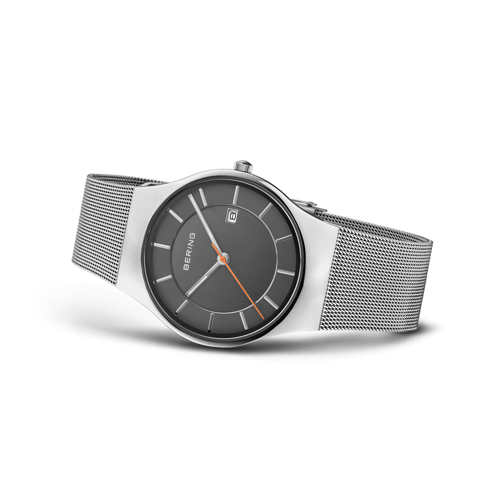 Reloj BERING con esfera oscura y correa malla, vista frontal angular