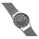 Reloj BERING con correa de malla plateada y esfera gris, diseño minimalista, vista angulada