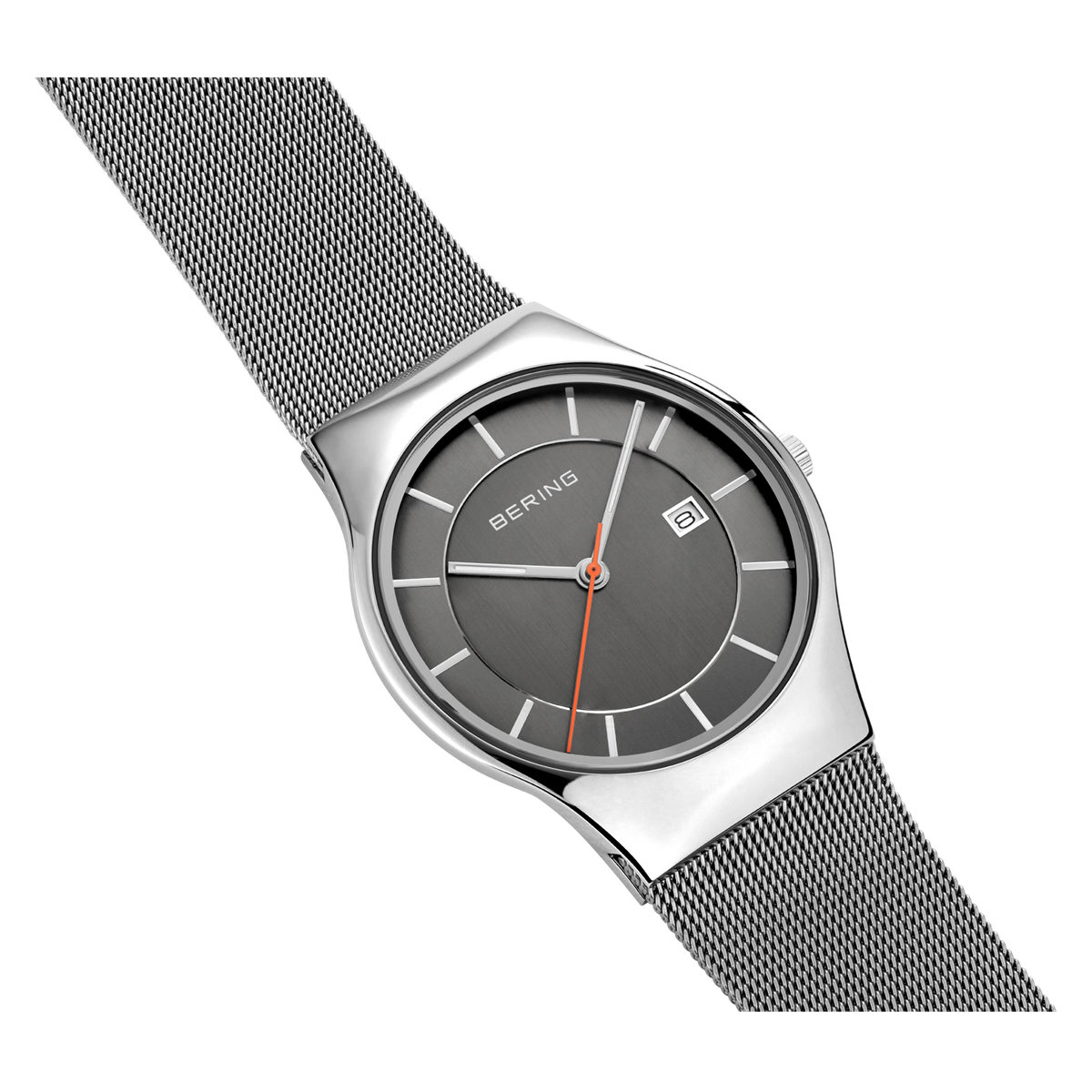 Reloj BERING con correa de malla plateada y esfera gris, diseño minimalista, vista angulada