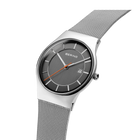 Reloj BERING con esfera gris oscura y pulsera malla, usado en muñeca mostrando textura de la pulsera