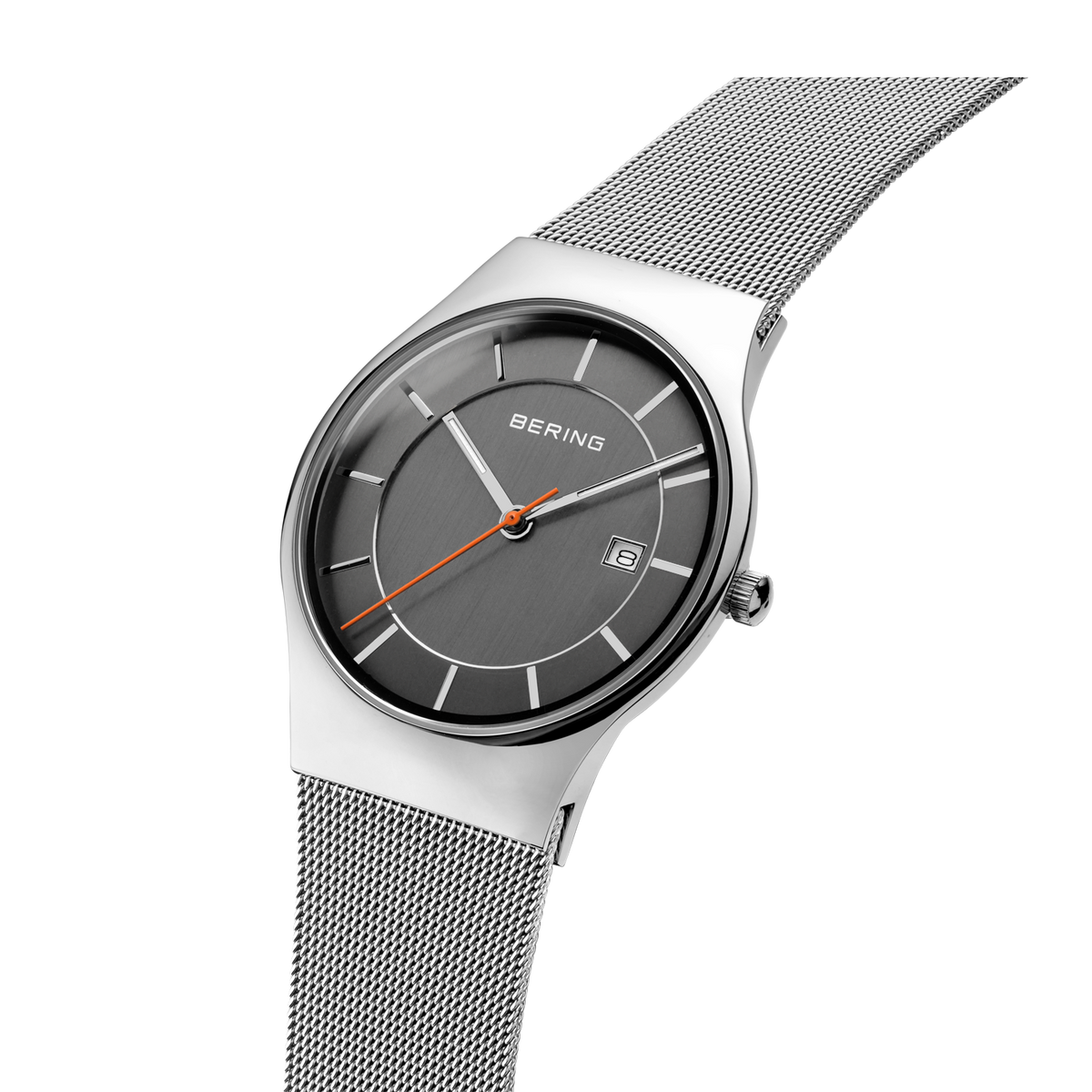 Reloj BERING con esfera gris oscura y pulsera malla, usado en muñeca mostrando textura de la pulsera